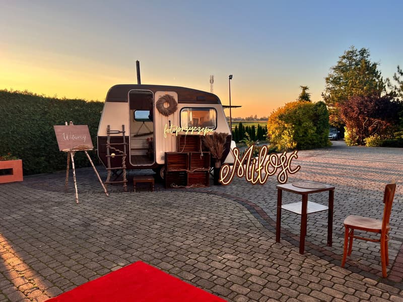 Fotografowie Renomo Event- Fotobudka, Fotobudka360, Fotolustro, Fotoprzyczepa, Księżyc led, Napis Love, Napis Miłość w Jaworzno